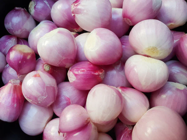 Small Onion Peeling / Chinna Vengayam Urithal